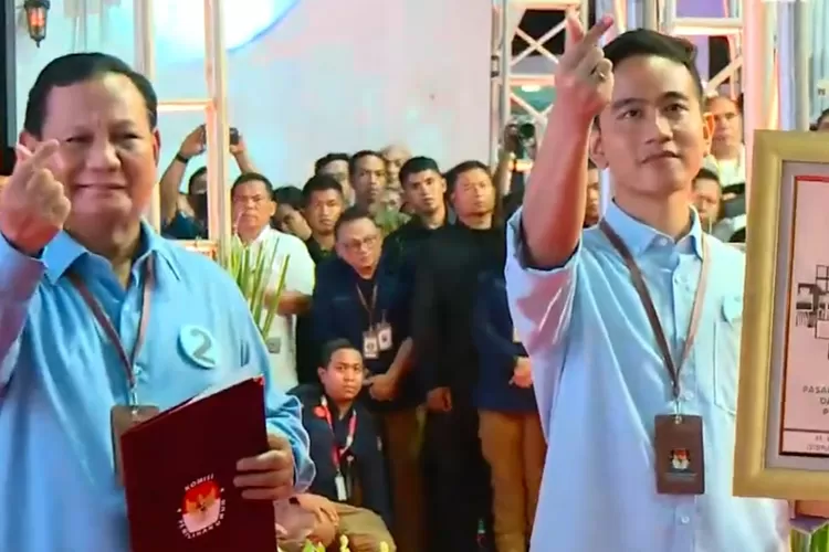Pose Finger Heart Saat Pembagian Nomor Urut Pilpres 2024