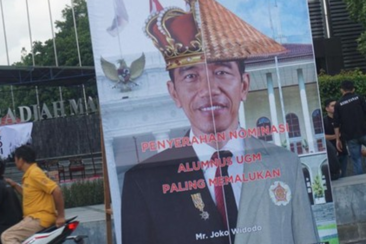 BEM UGM Pasang Baliho Yang Berisikan Kritikan Kepada Jokowi